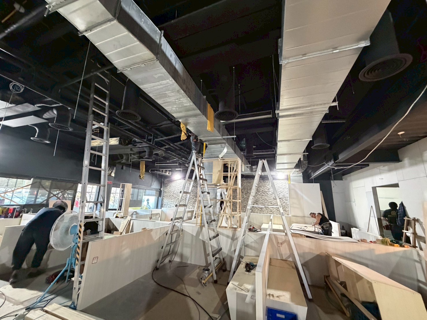 台中森森燒肉 吊隱式冷氣保養