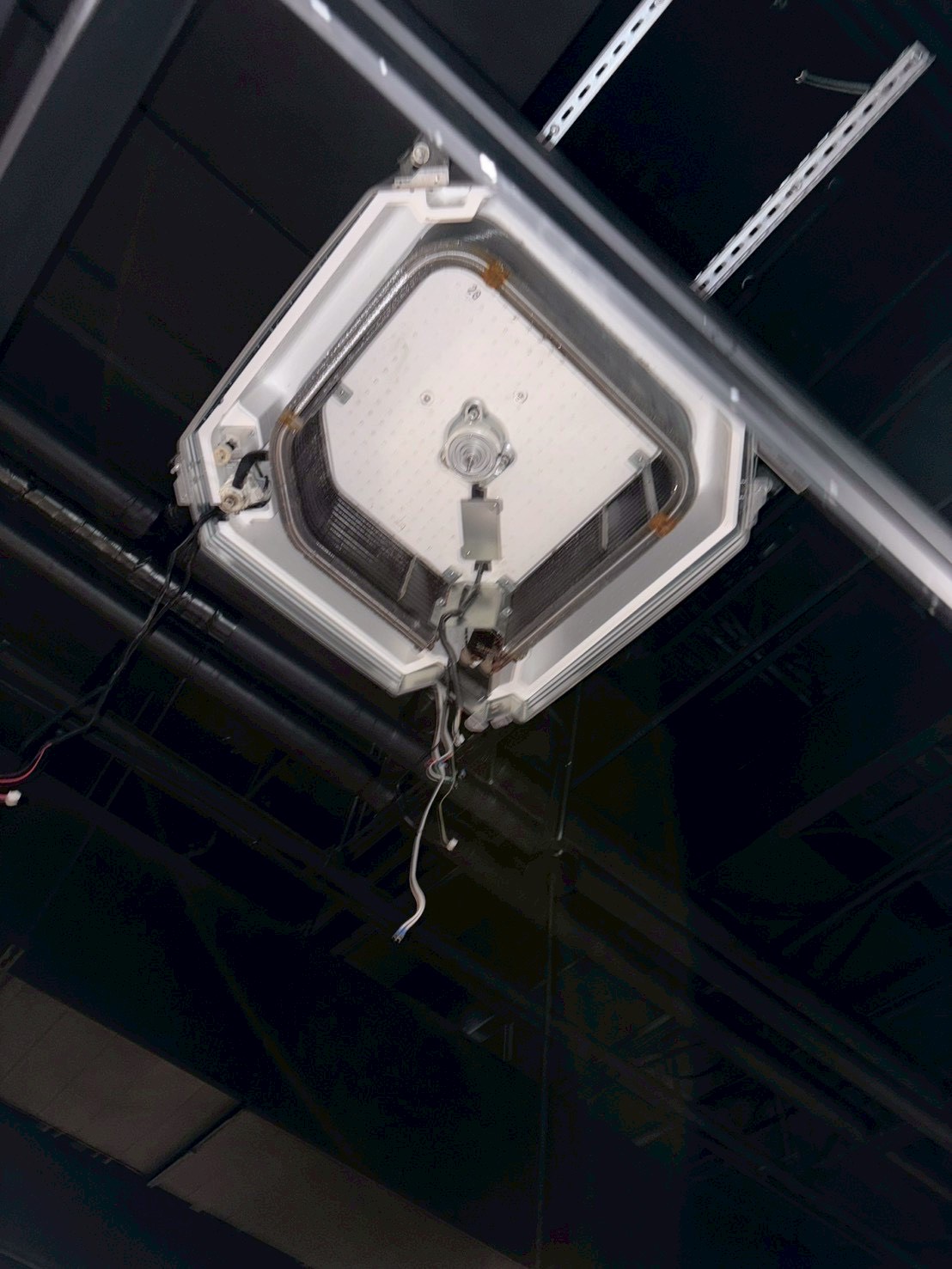 森森燒肉秀泰 四方吹冷氣清洗