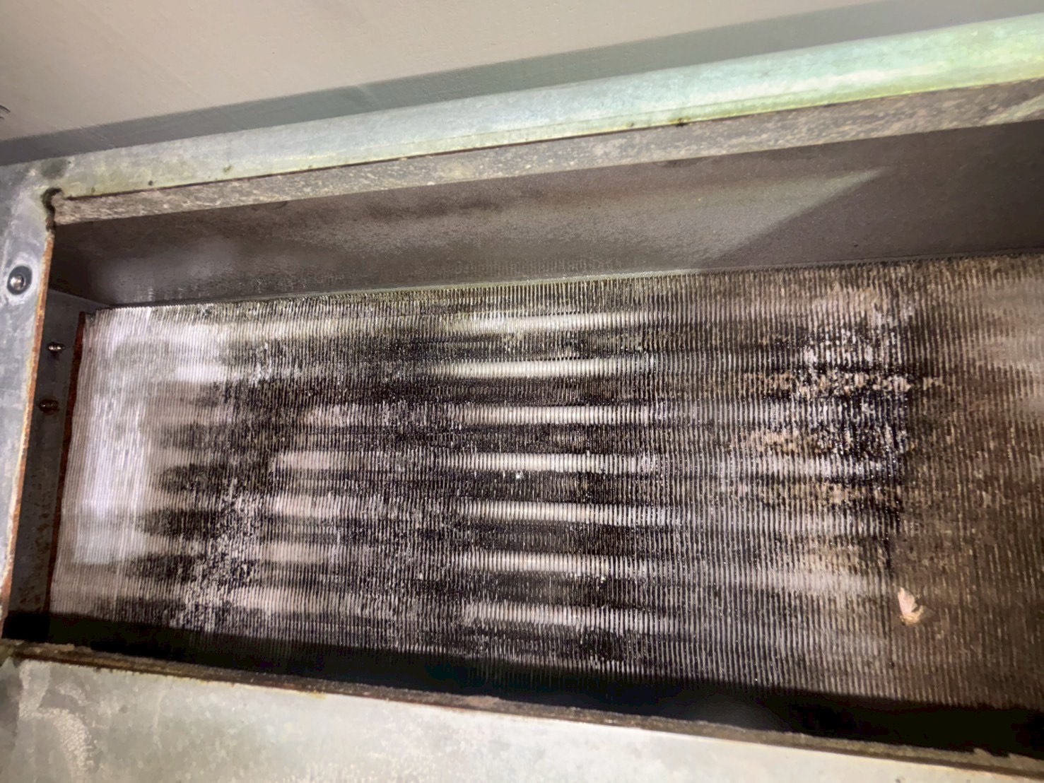 台中東埔牛排 吊隱式冷氣清洗