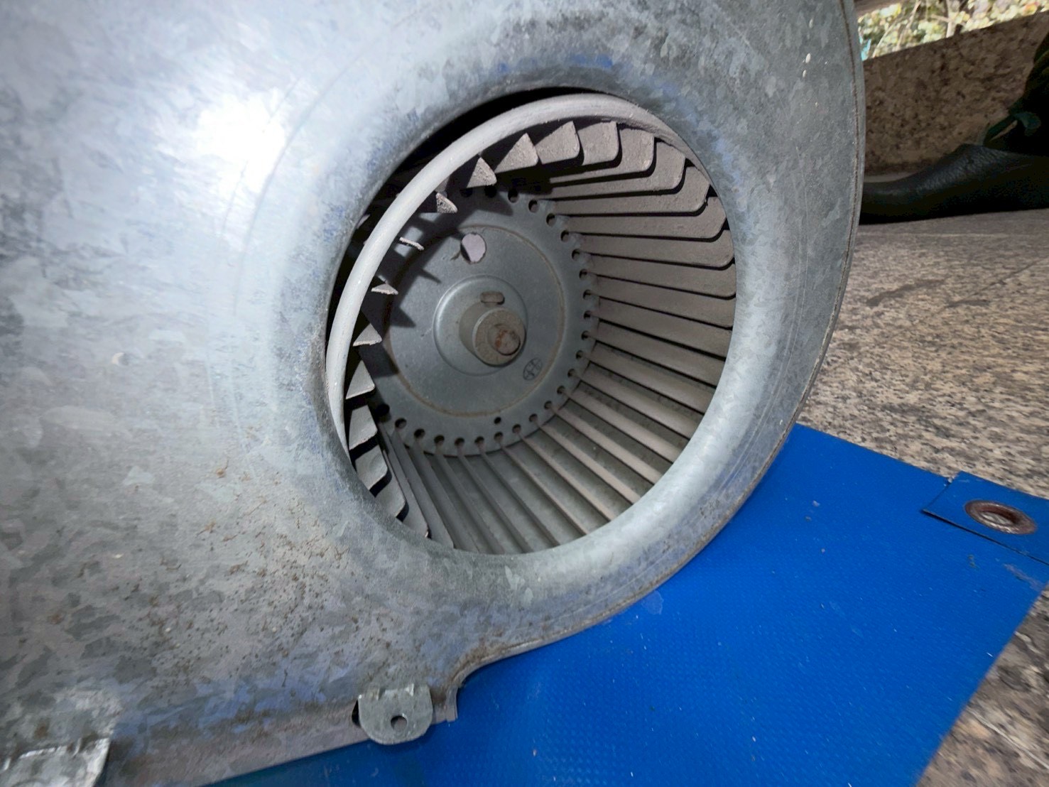 台中社區電影廳吊隱式冷氣清洗