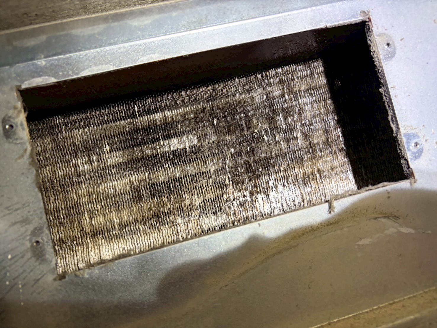 台中社區電影廳吊隱式冷氣清洗